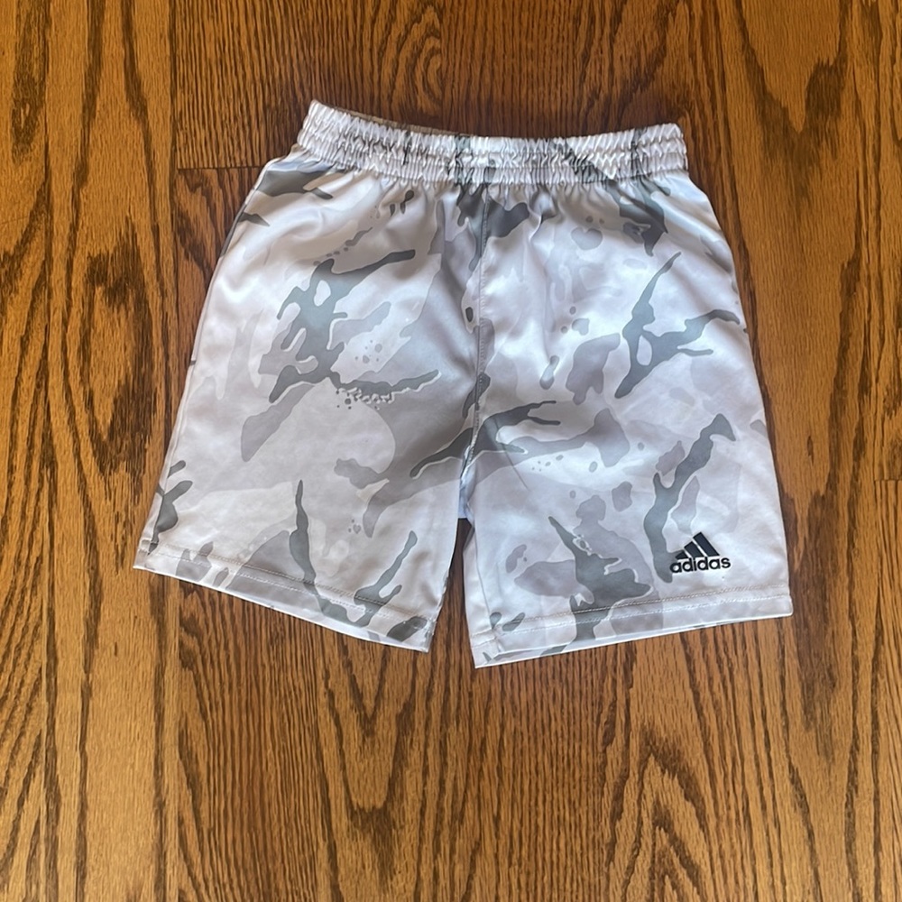 Short Adidas size 5 good condition kids